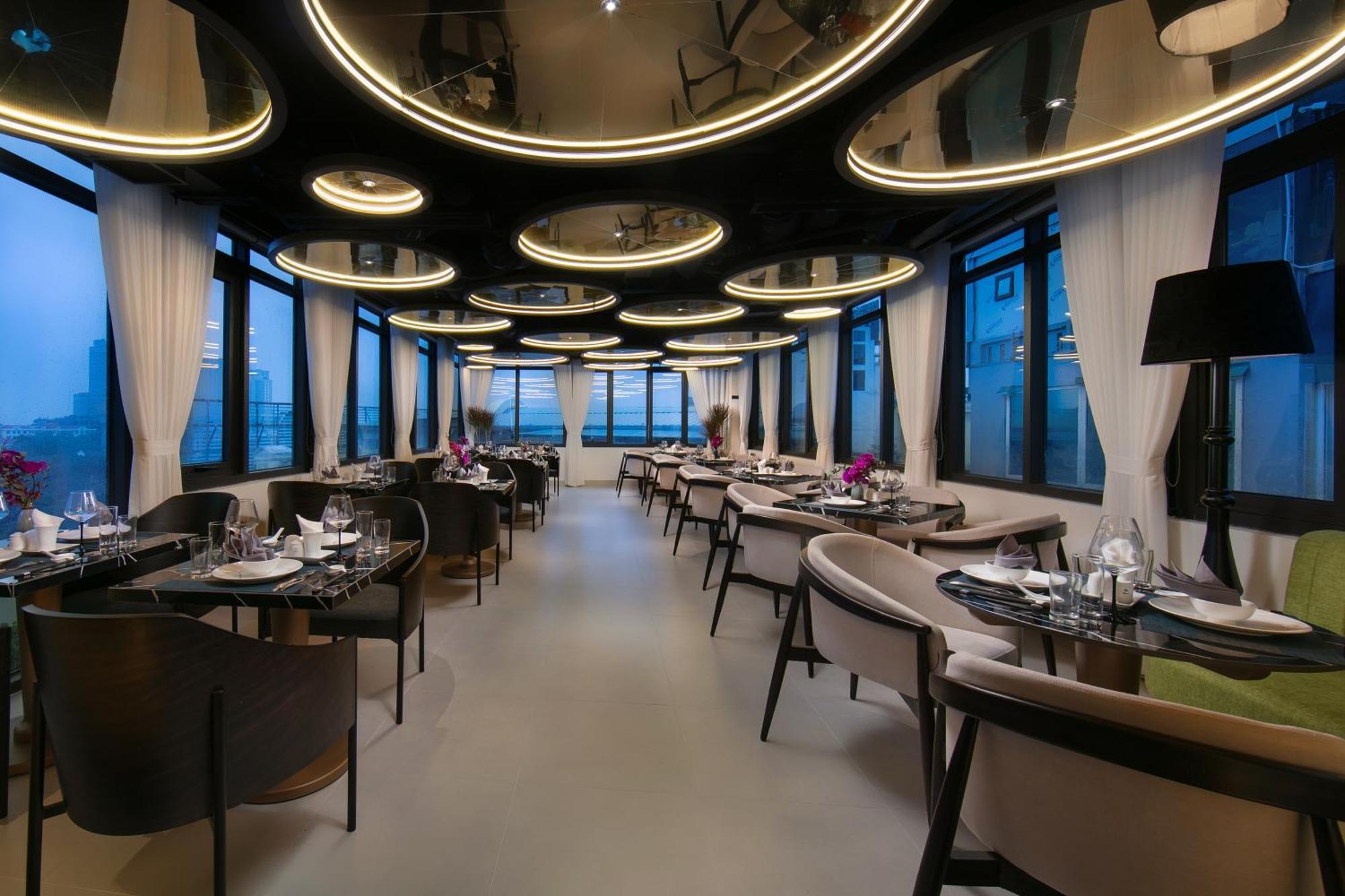 Le Premier Hotel & Rooftop Bar Ханой Екстериор снимка