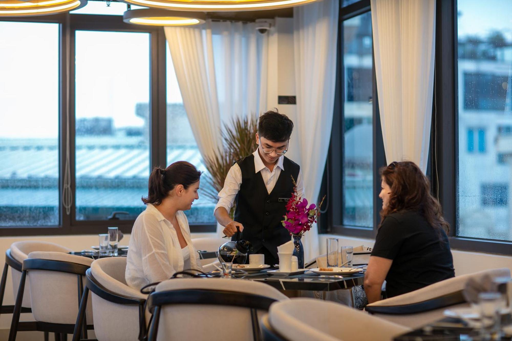 Le Premier Hotel & Rooftop Bar Ханой Екстериор снимка
