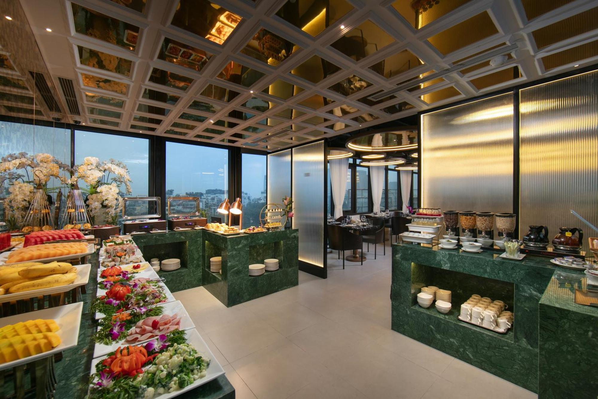 Le Premier Hotel & Rooftop Bar Ханой Екстериор снимка