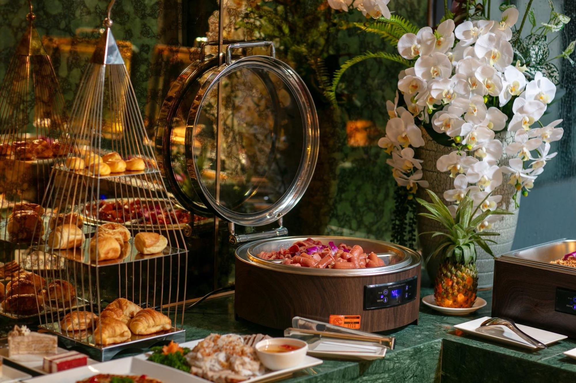 Le Premier Hotel & Rooftop Bar Ханой Екстериор снимка