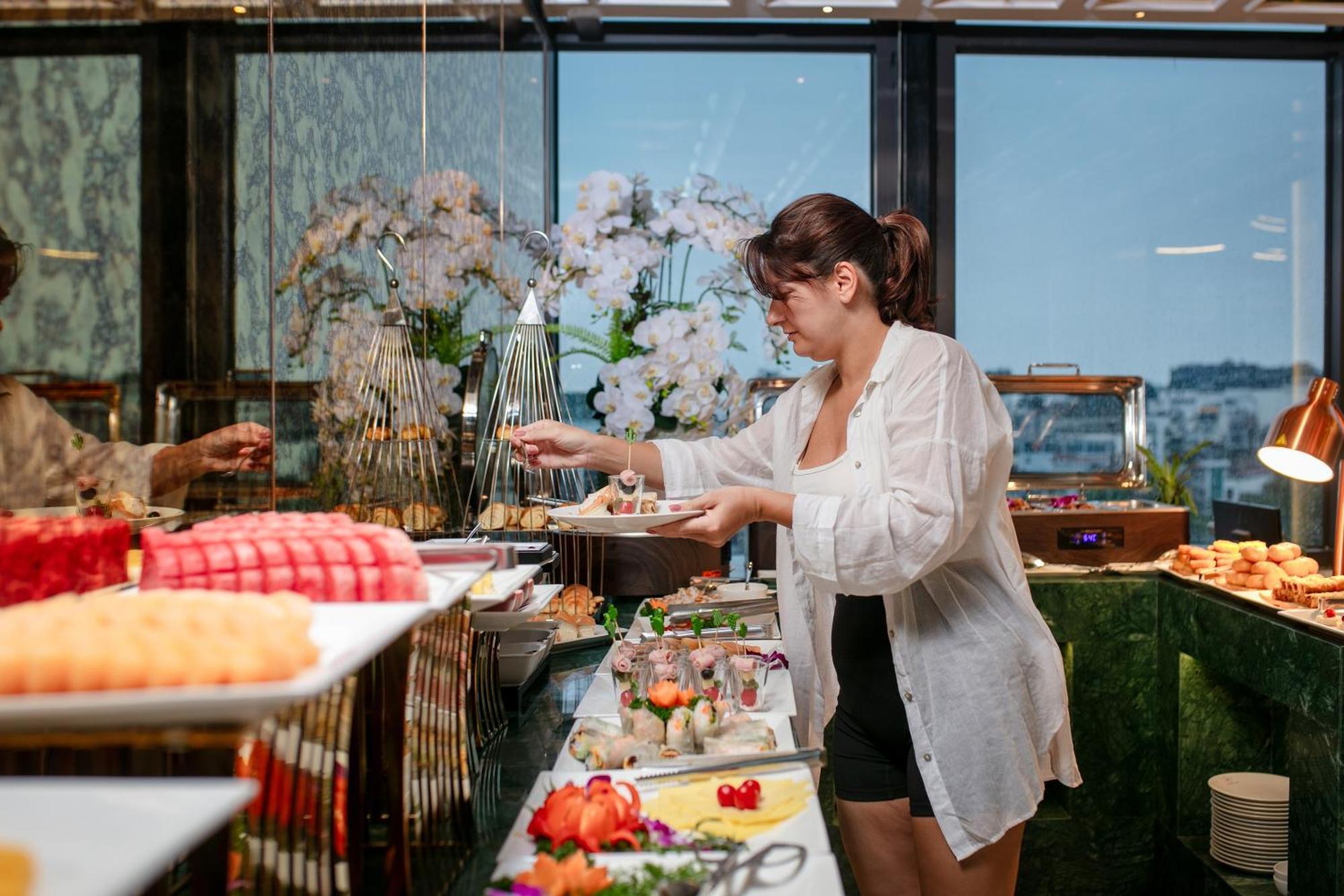 Le Premier Hotel & Rooftop Bar Ханой Екстериор снимка