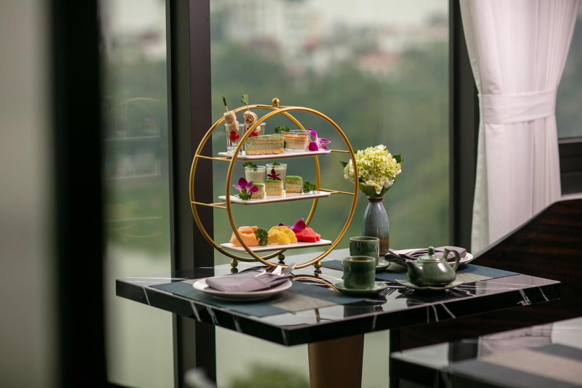 Le Premier Hotel & Rooftop Bar Ханой Екстериор снимка