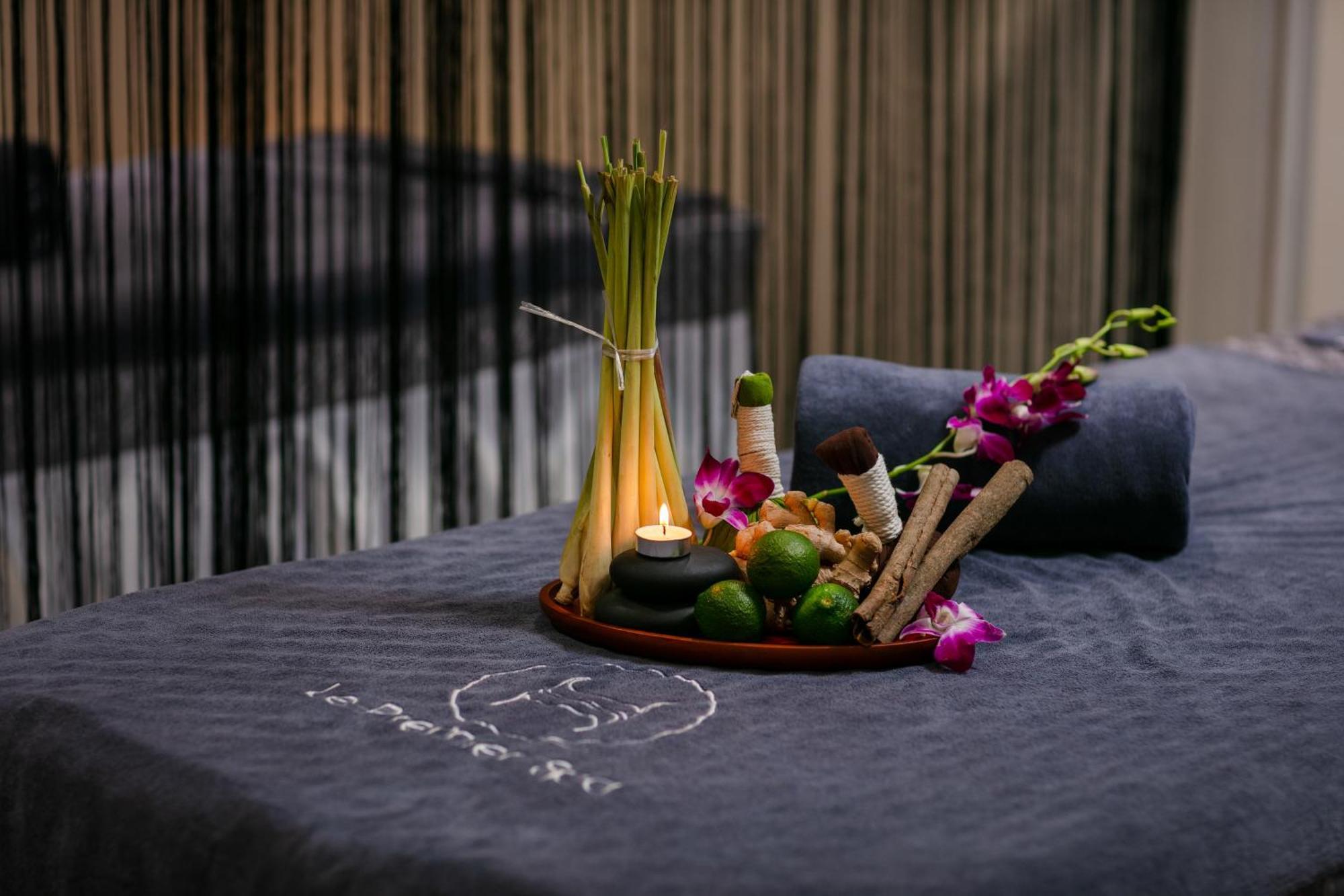 Le Premier Hotel & Rooftop Bar Ханой Екстериор снимка