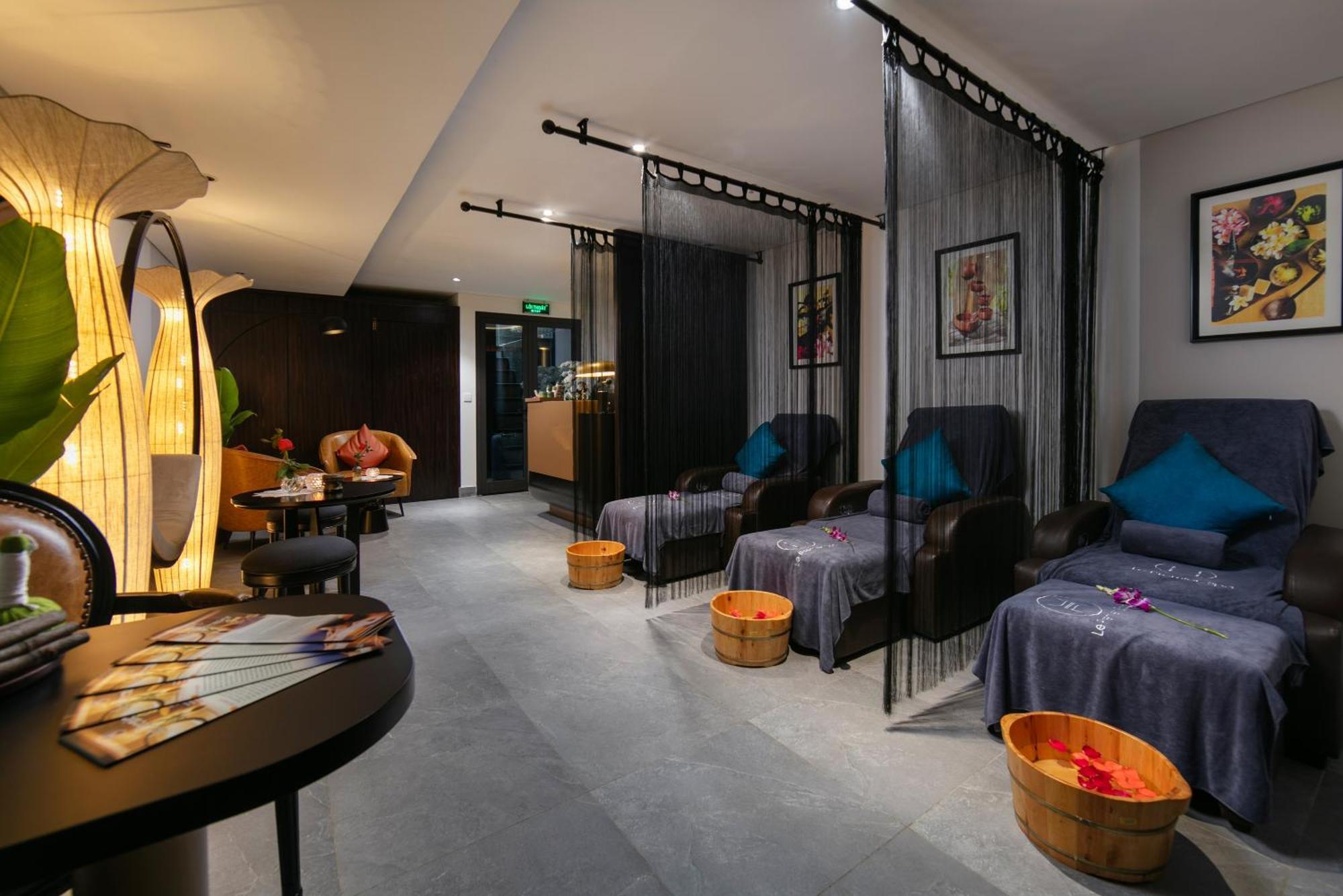 Le Premier Hotel & Rooftop Bar Ханой Екстериор снимка