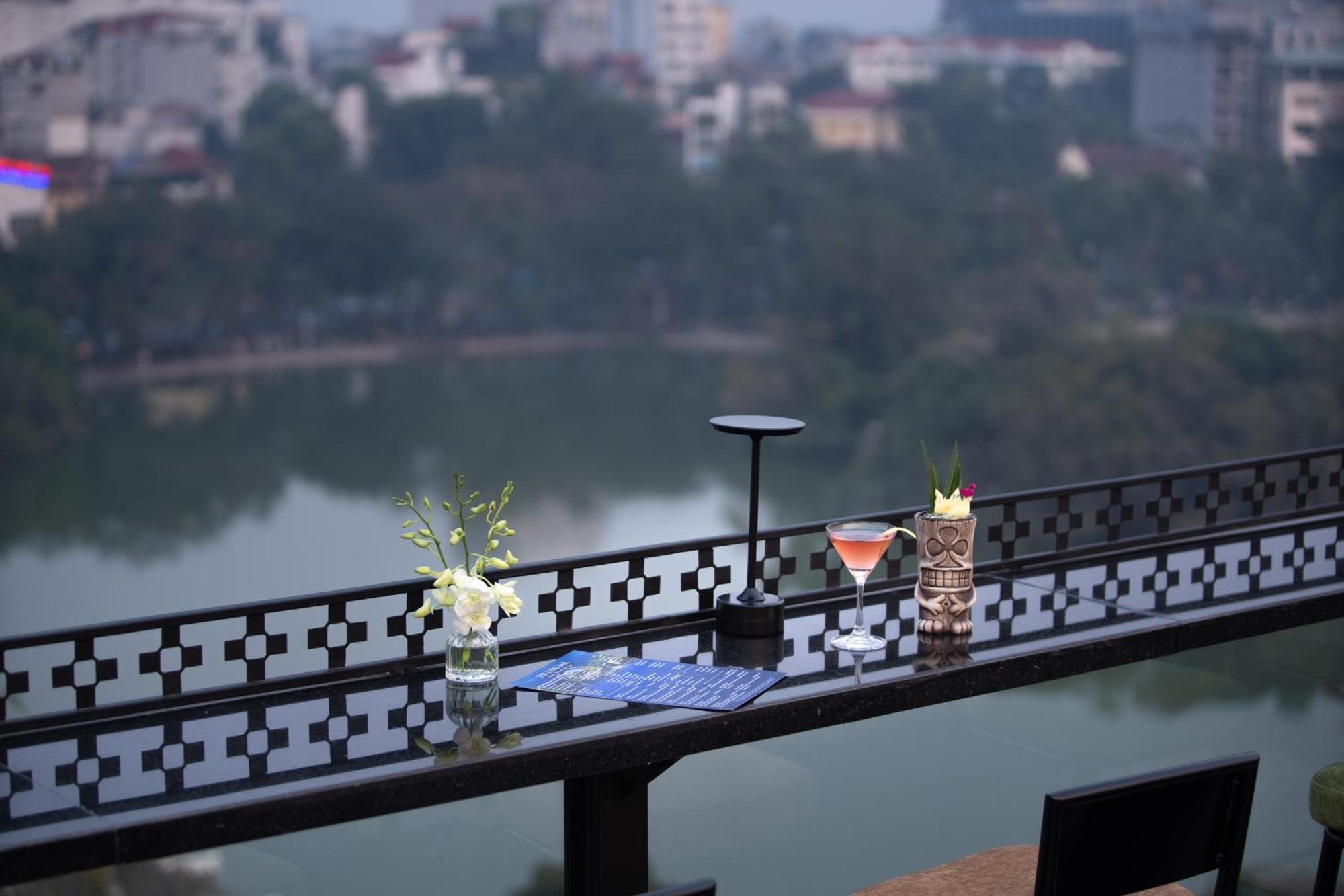 Le Premier Hotel & Rooftop Bar Ханой Екстериор снимка