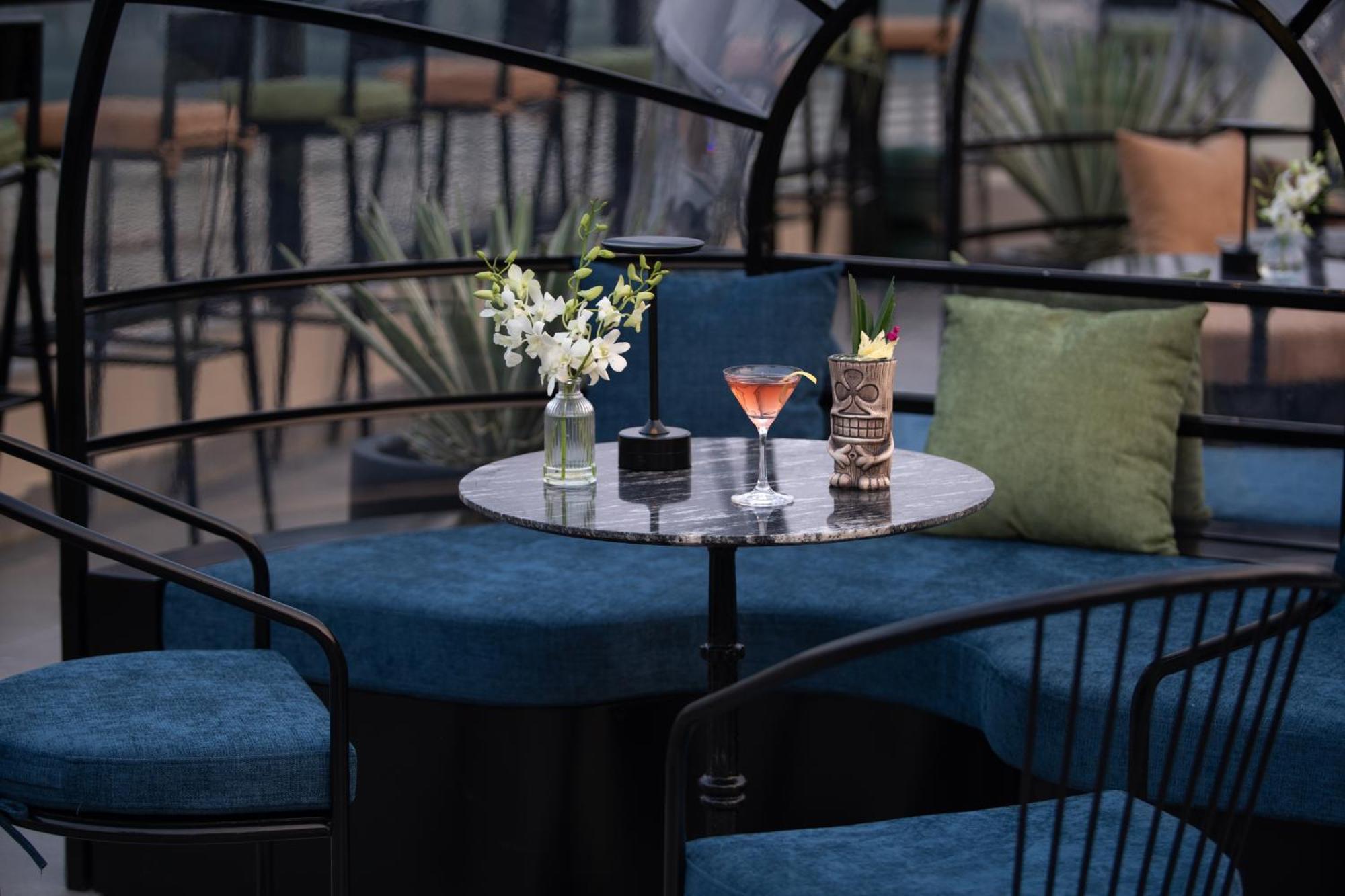 Le Premier Hotel & Rooftop Bar Ханой Екстериор снимка