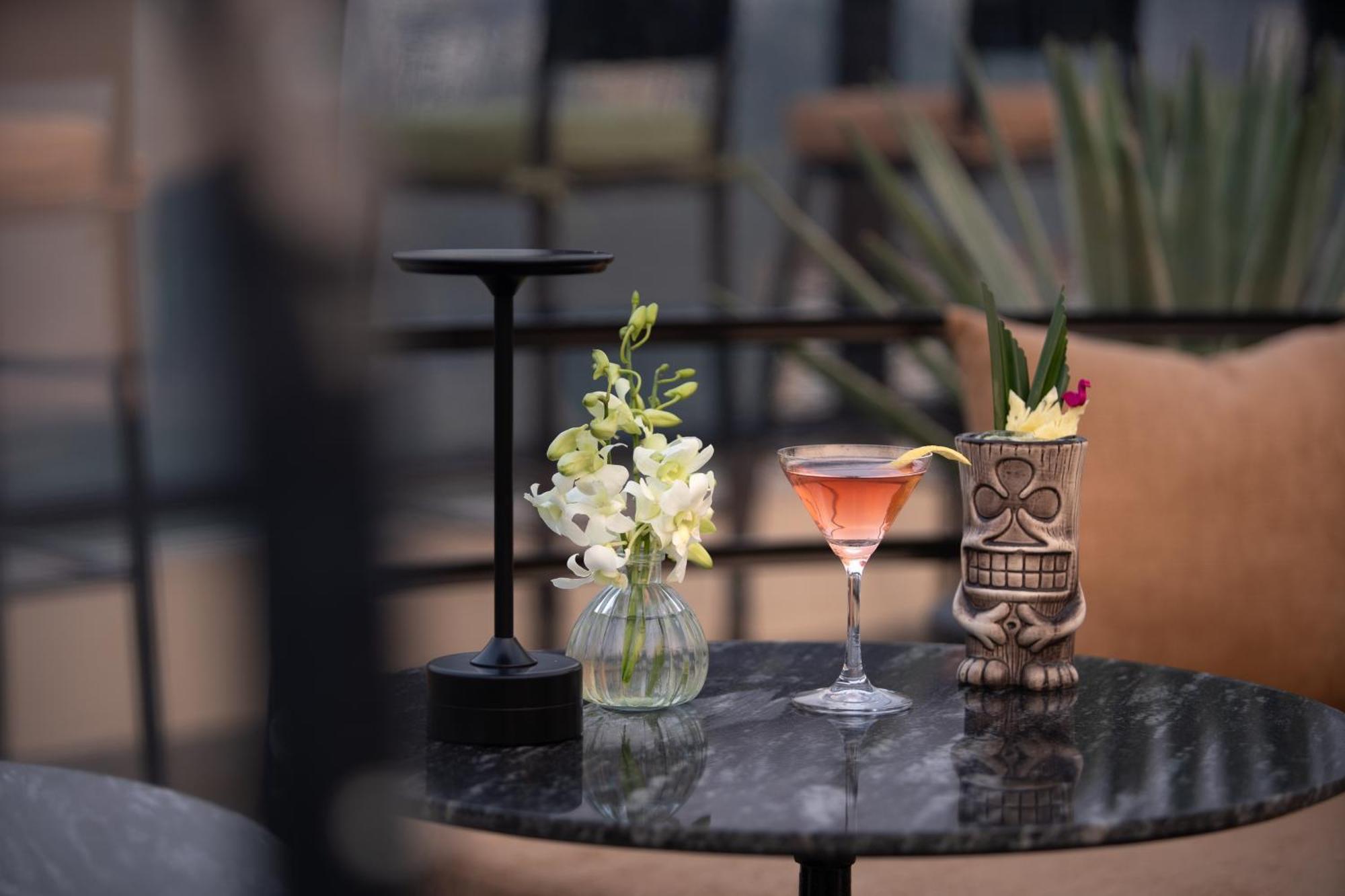 Le Premier Hotel & Rooftop Bar Ханой Екстериор снимка